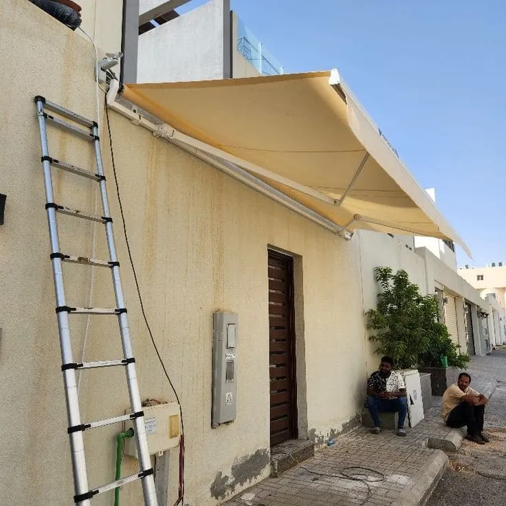 مظلات كهربائية متحركة 